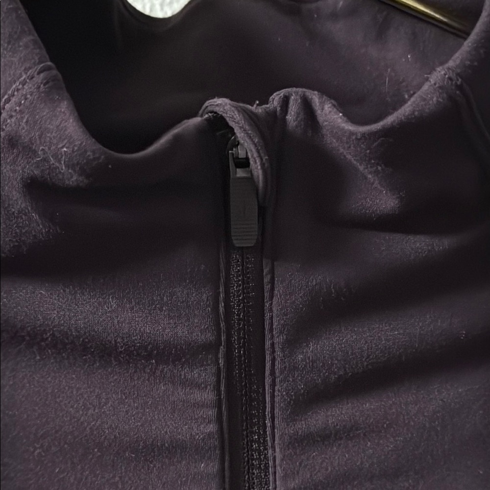 Lululemon Toasty Tech 1/2 Zip Size 6 with Gorgeous Sleeve Detail - Picture 5 of 12
